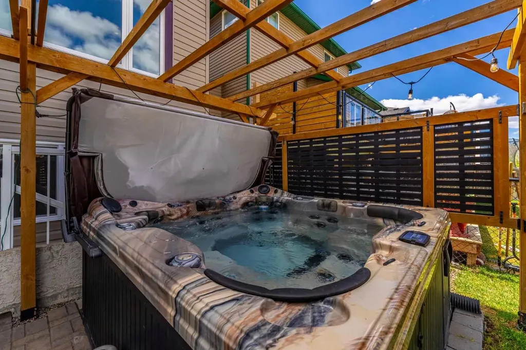 724 Luxstone Landing SW Airdrie AB T4B 3L1