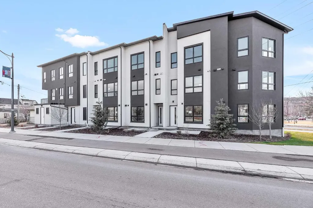 4905 Bowness Road NW Calgary AB T3B1H1