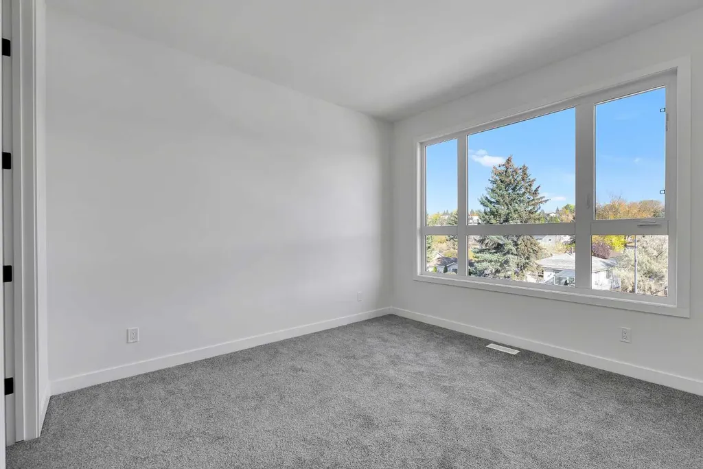 4905 Bowness Road NW Calgary AB T3B1H1