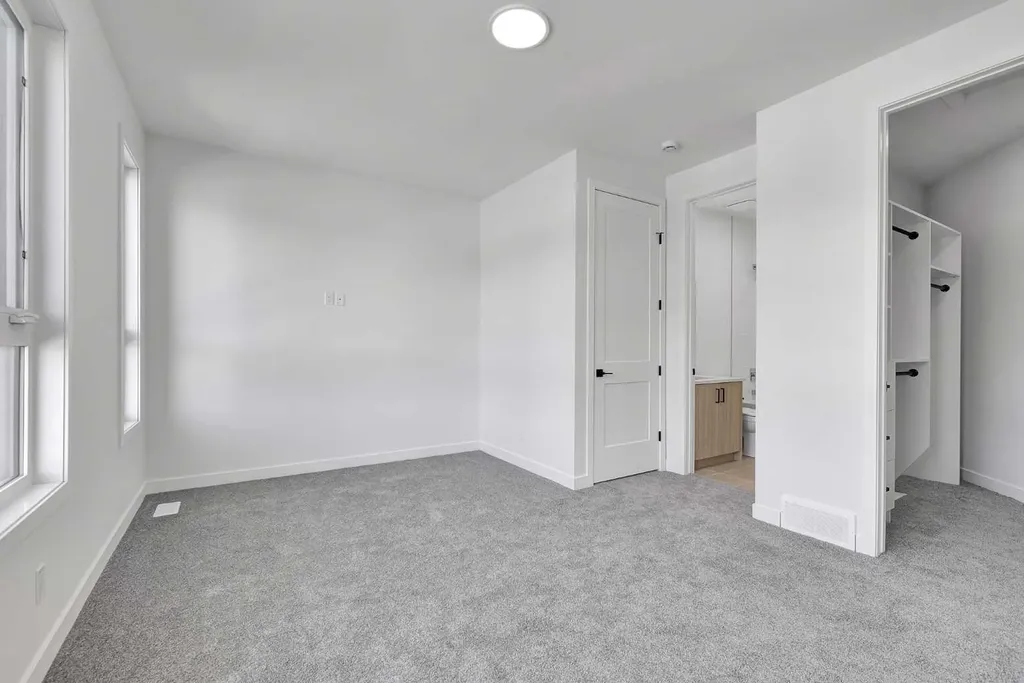 4905 Bowness Road NW Calgary AB T3B1H1