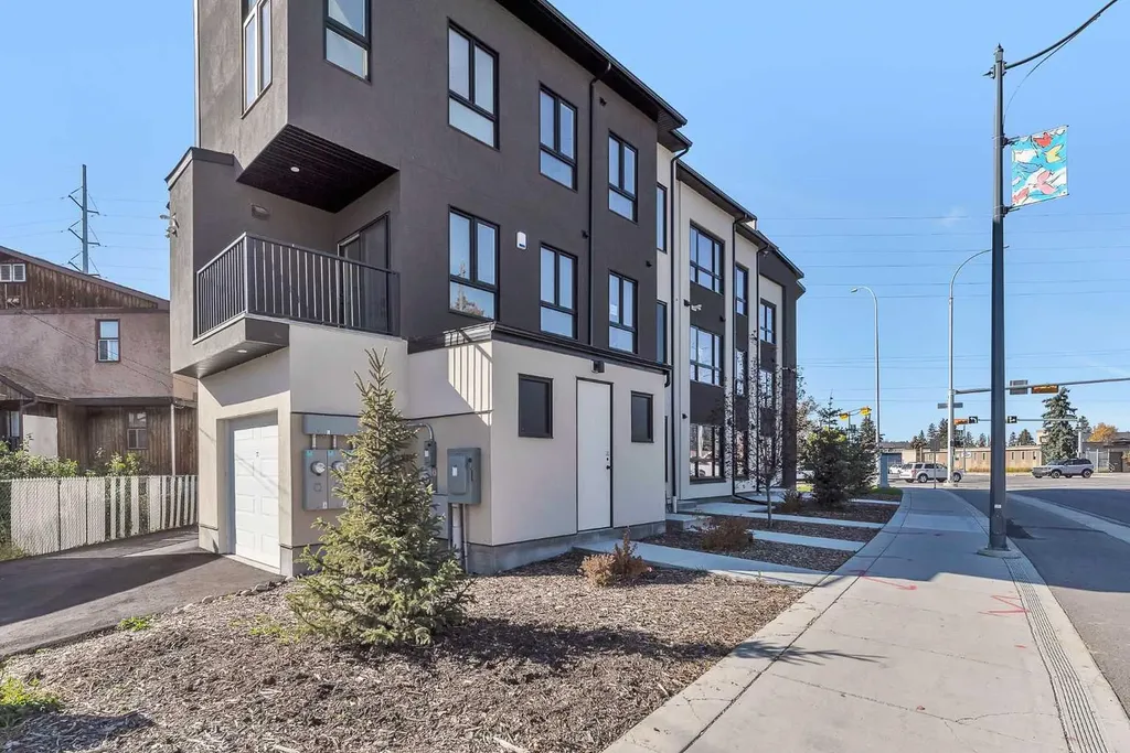 4905 Bowness Road NW Calgary AB T3B1H1