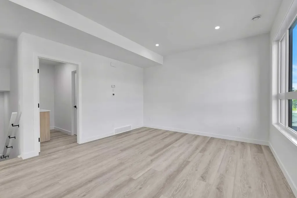 4905 Bowness Road NW Calgary AB T3B1H1