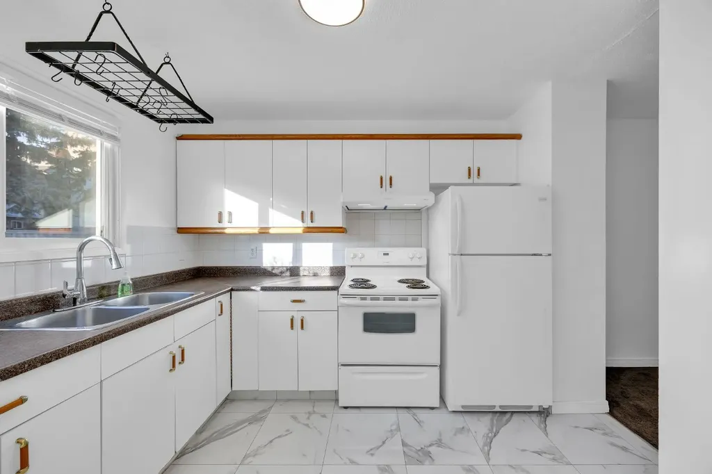 219 90 Avenue SE Calgary AB T2J0A3