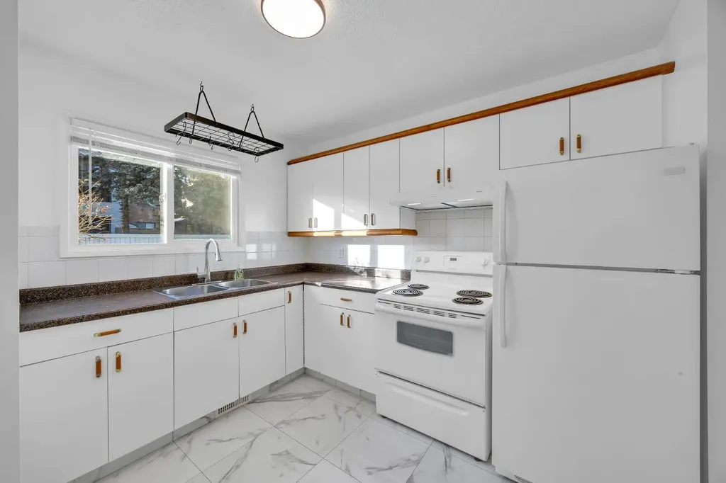 219 90 Avenue SE Calgary AB T2J0A3