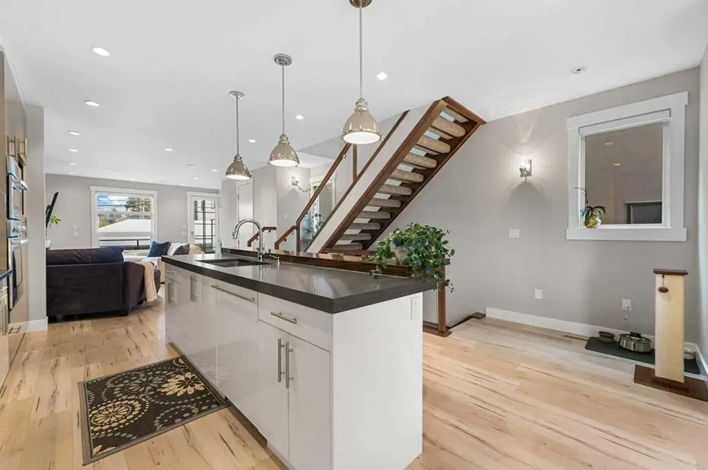 1709 27 Street SW Calgary AB T3C 1L6