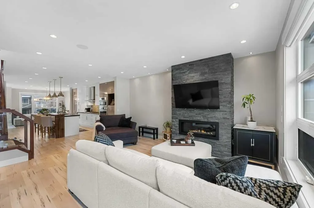 1709 27 Street SW Calgary AB T3C 1L6