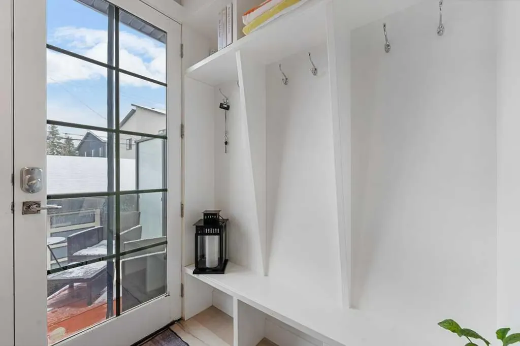 1709 27 Street SW Calgary AB T3C 1L6