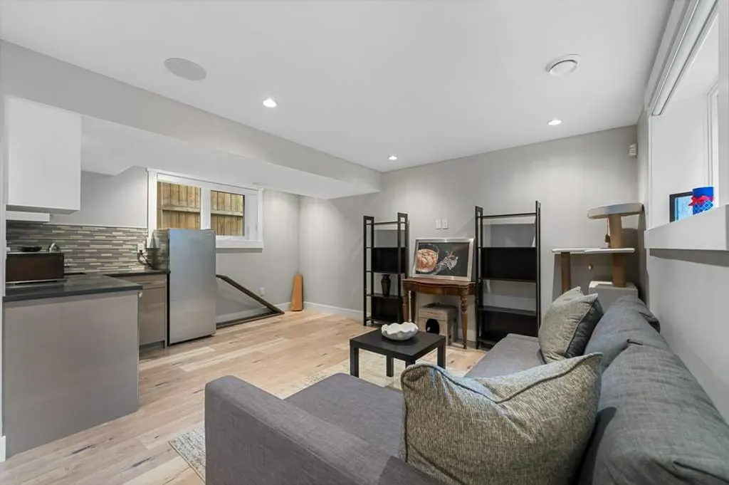 1709 27 Street SW Calgary AB T3C 1L6