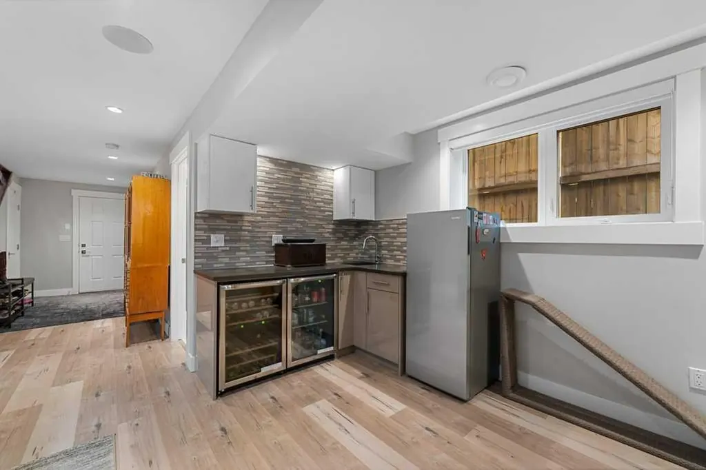 1709 27 Street SW Calgary AB T3C 1L6