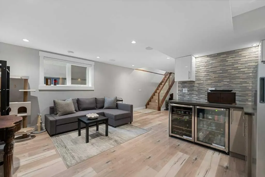 1709 27 Street SW Calgary AB T3C 1L6