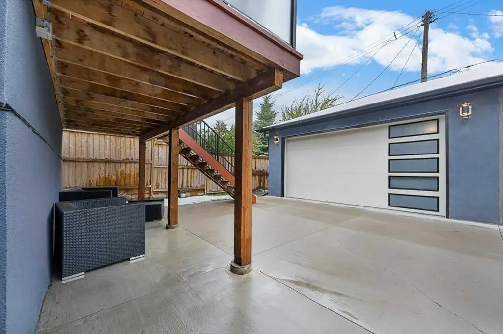 1709 27 Street SW Calgary AB T3C 1L6