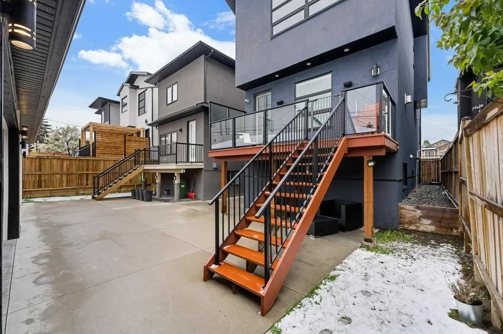 1709 27 Street SW Calgary AB T3C 1L6