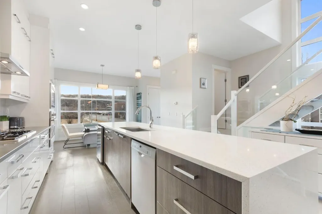 1810 43 Street NW Calgary AB T3B6E6