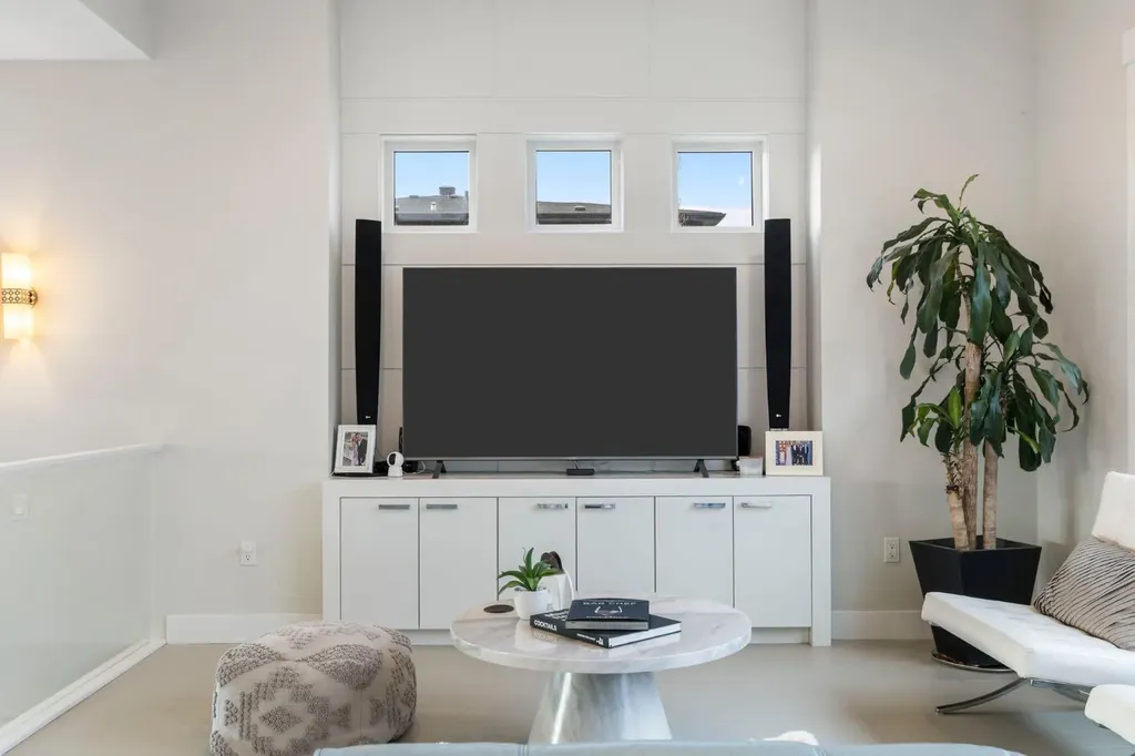 1810 43 Street NW Calgary AB T3B6E6