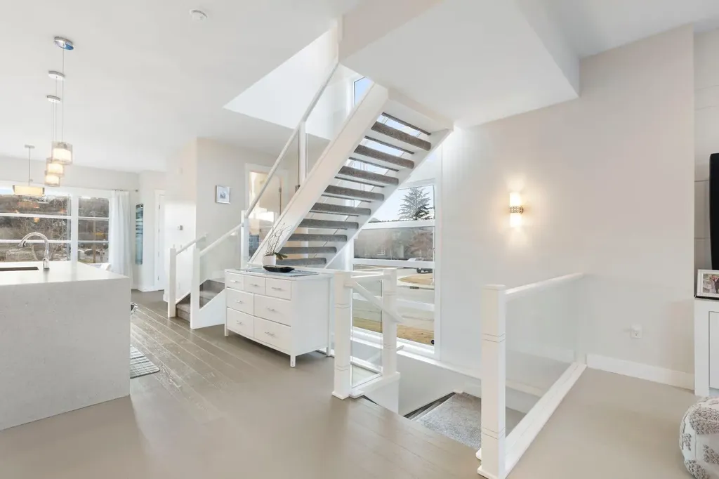 1810 43 Street NW Calgary AB T3B6E6
