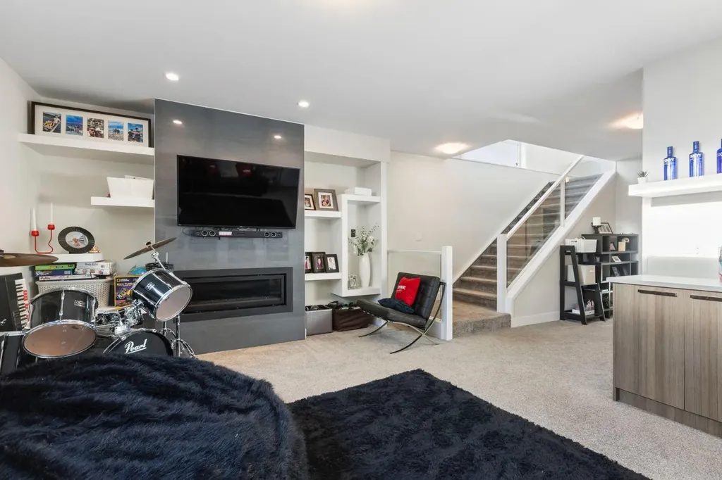 1810 43 Street NW Calgary AB T3B6E6