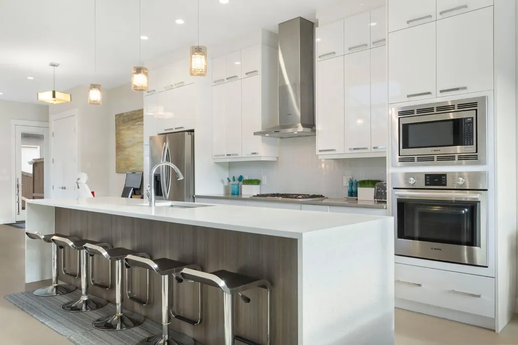 1810 43 Street NW Calgary AB T3B6E6