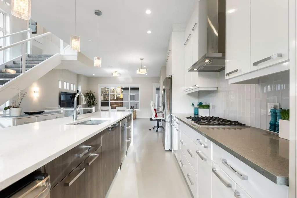 1810 43 Street NW Calgary AB T3B6E6