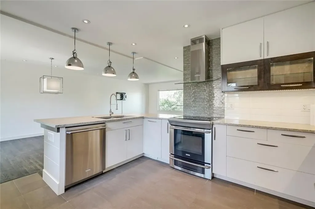 2203 25 Avenue NW Calgary AB T2M 2C2