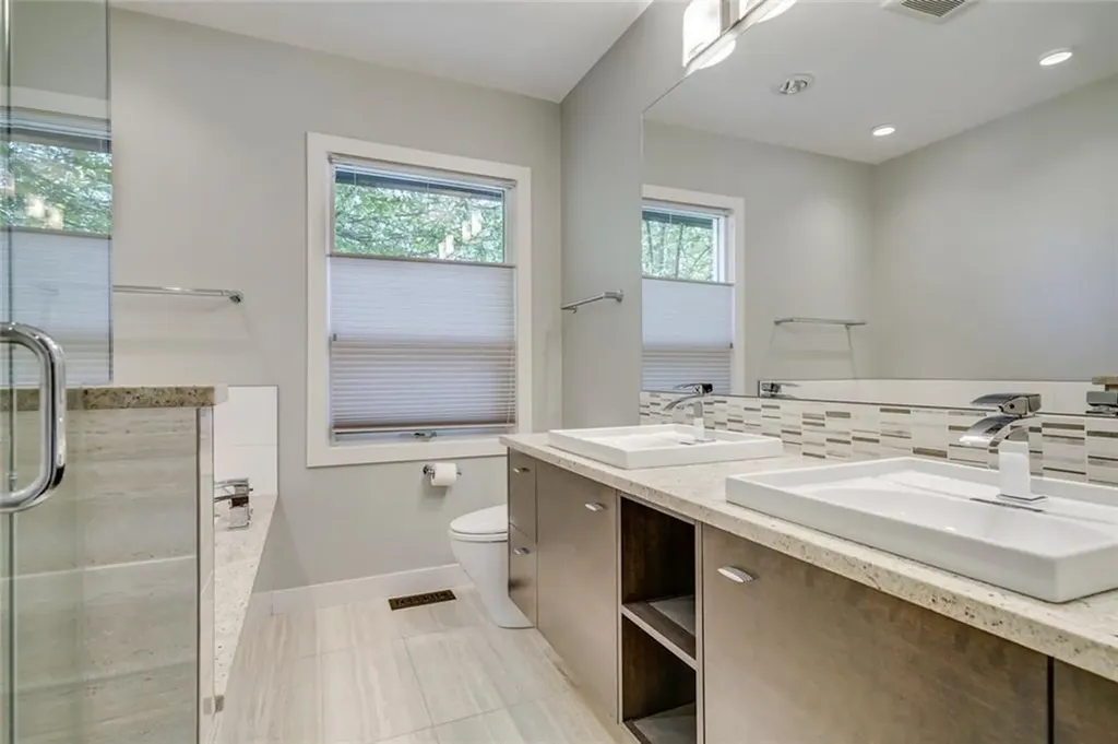2203 25 Avenue NW Calgary AB T2M 2C2