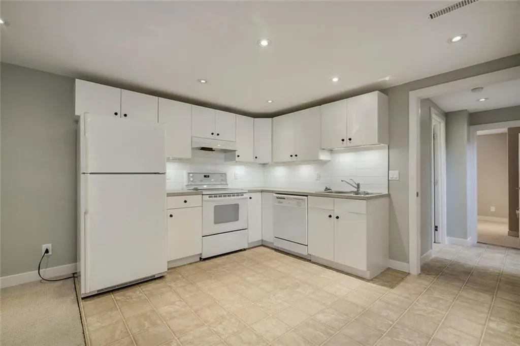 2203 25 Avenue NW Calgary AB T2M 2C2