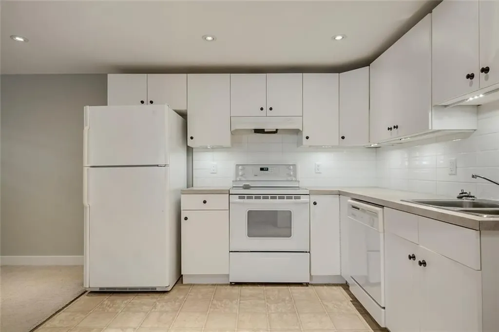 2203 25 Avenue NW Calgary AB T2M 2C2