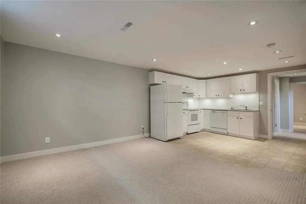 2203 25 Avenue NW Calgary AB T2M 2C2