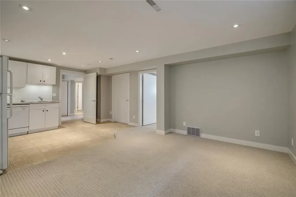2203 25 Avenue NW Calgary AB T2M 2C2