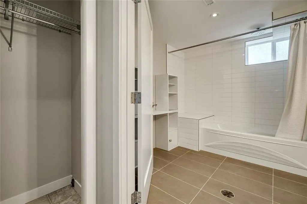 2203 25 Avenue NW Calgary AB T2M 2C2