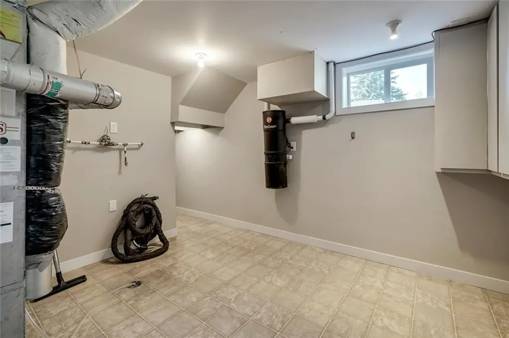 2203 25 Avenue NW Calgary AB T2M 2C2