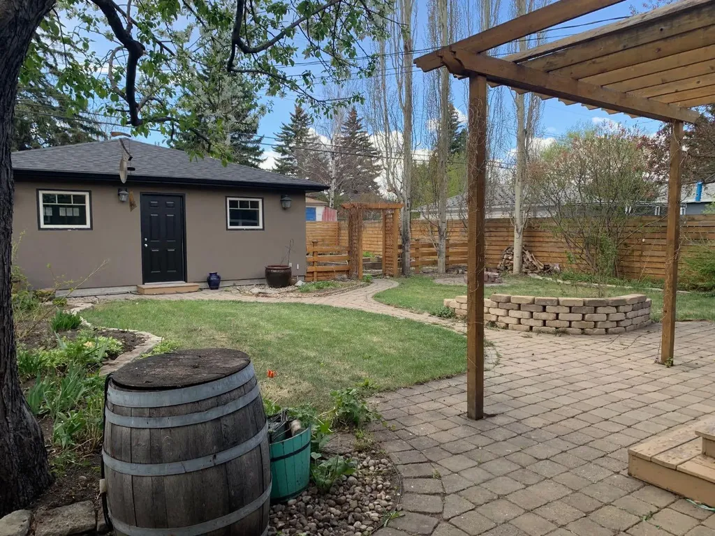2203 25 Avenue NW Calgary AB T2M 2C2