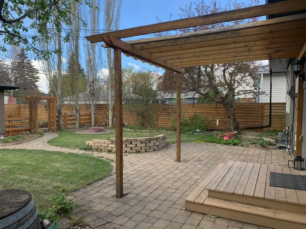 2203 25 Avenue NW Calgary AB T2M 2C2