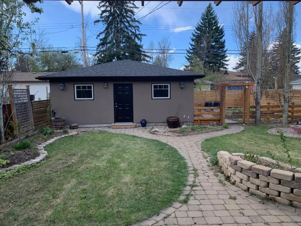 2203 25 Avenue NW Calgary AB T2M 2C2