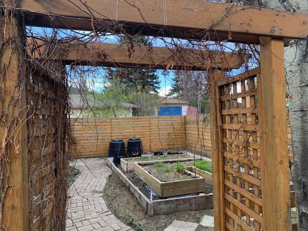 2203 25 Avenue NW Calgary AB T2M 2C2