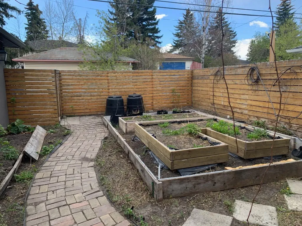 2203 25 Avenue NW Calgary AB T2M 2C2