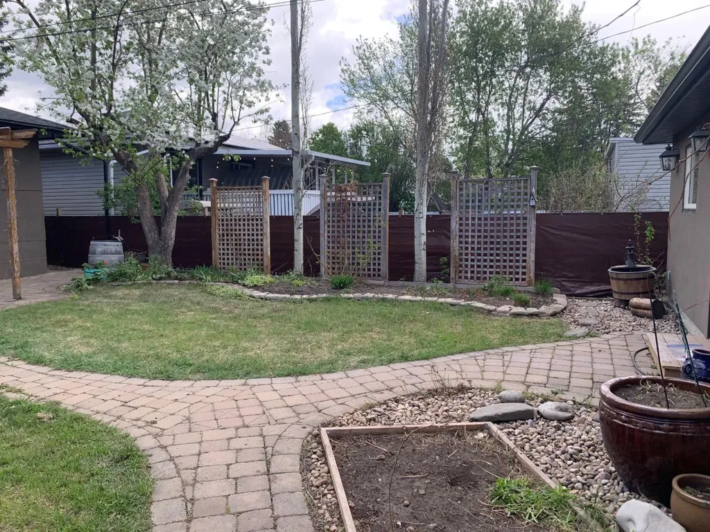 2203 25 Avenue NW Calgary AB T2M 2C2