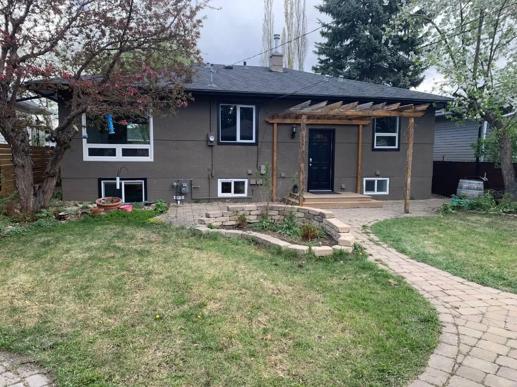 2203 25 Avenue NW Calgary AB T2M 2C2