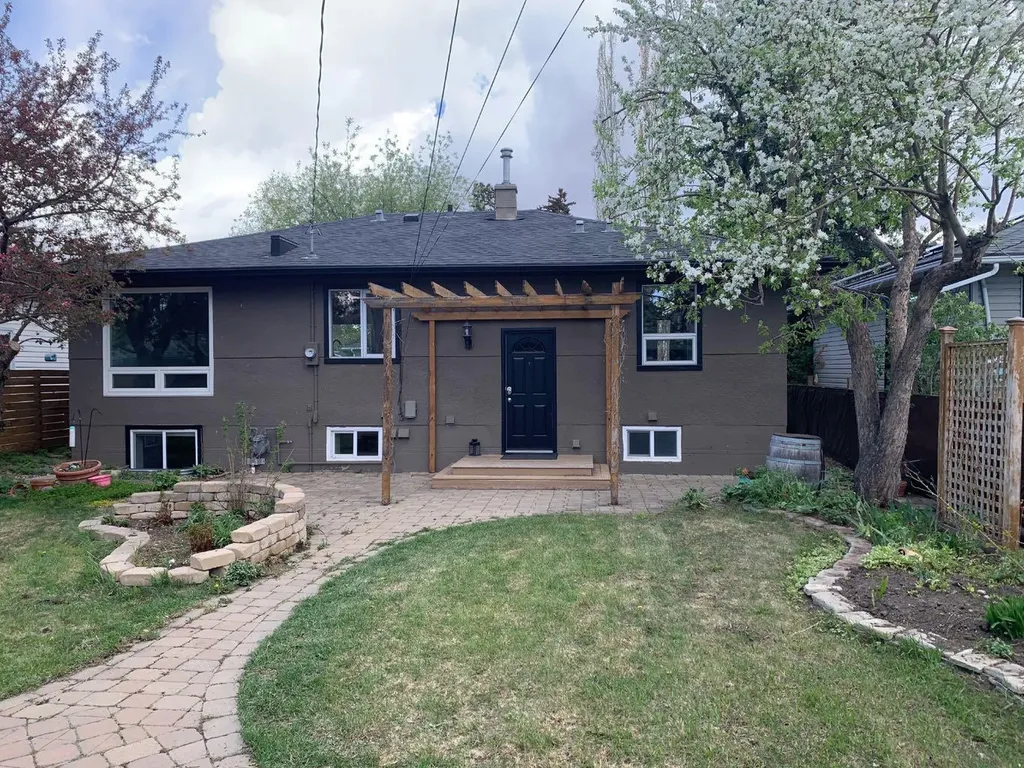 2203 25 Avenue NW Calgary AB T2M 2C2