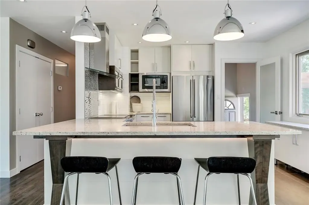 2203 25 Avenue NW Calgary AB T2M 2C2
