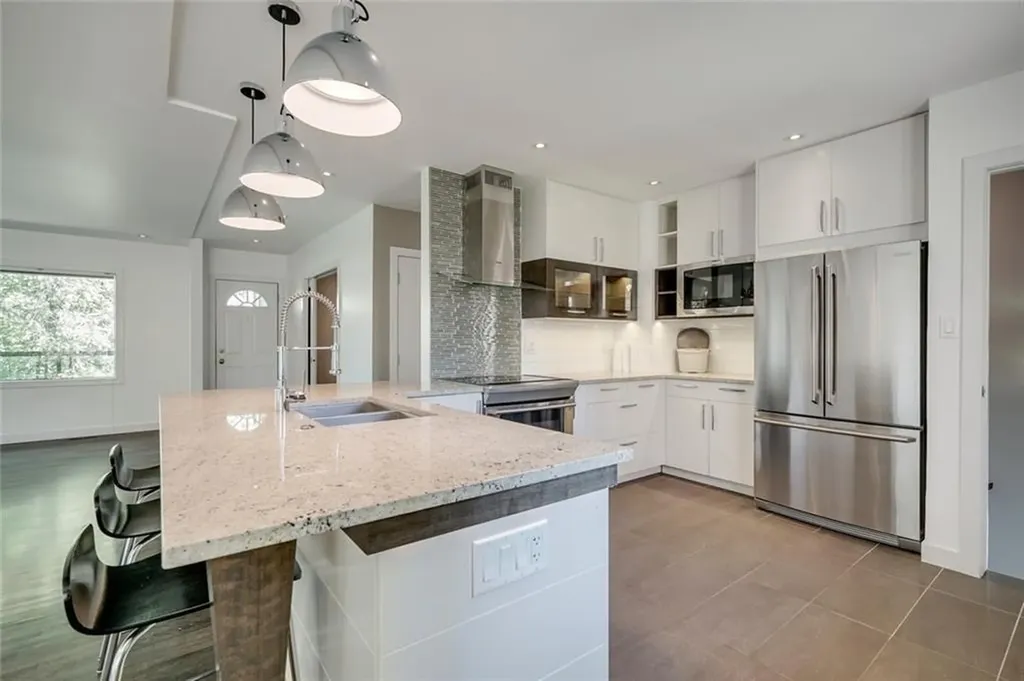 2203 25 Avenue NW Calgary AB T2M 2C2