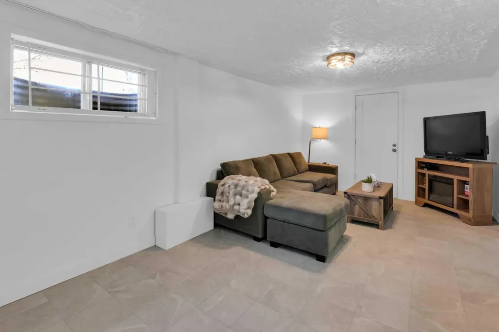 2231 39 Street SE Calgary AB T2B 1A6