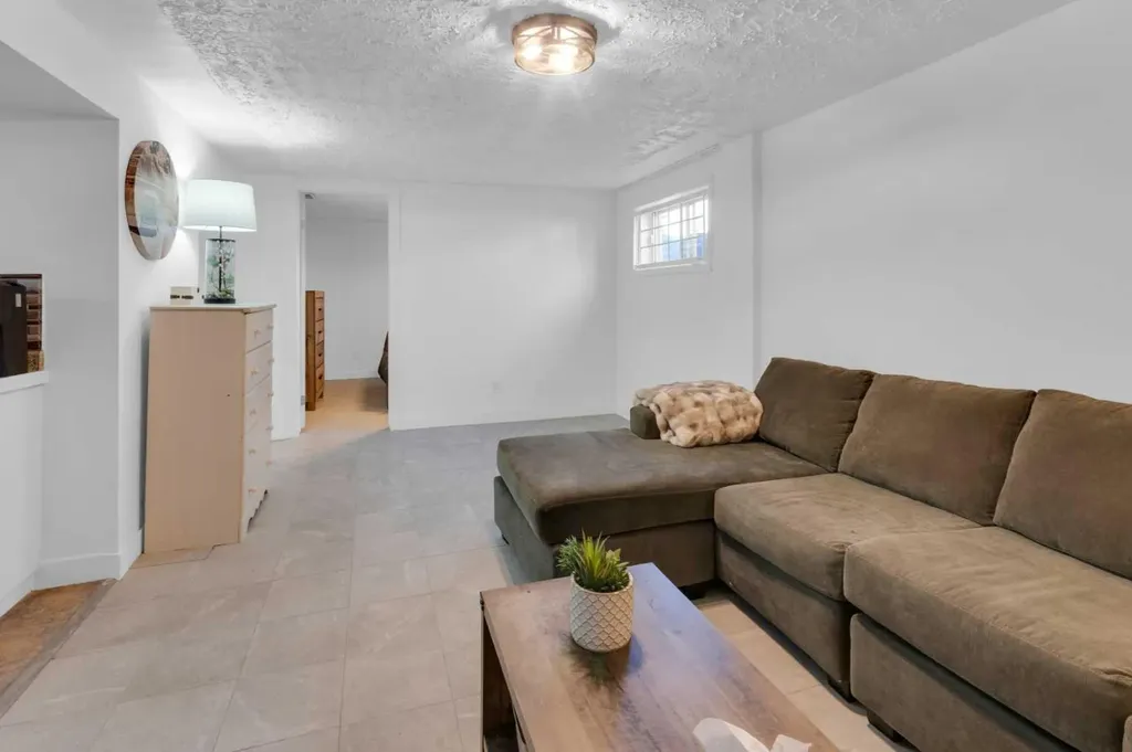 2231 39 Street SE Calgary AB T2B 1A6