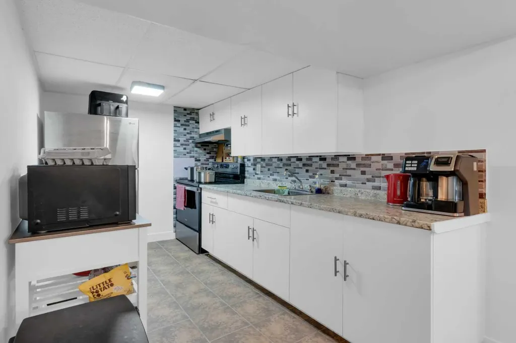 2231 39 Street SE Calgary AB T2B 1A6