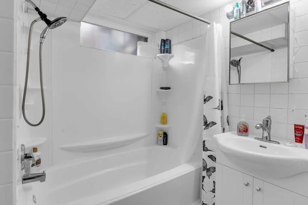 2231 39 Street SE Calgary AB T2B 1A6