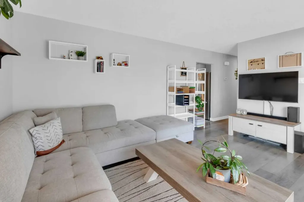2231 39 Street SE Calgary AB T2B 1A6