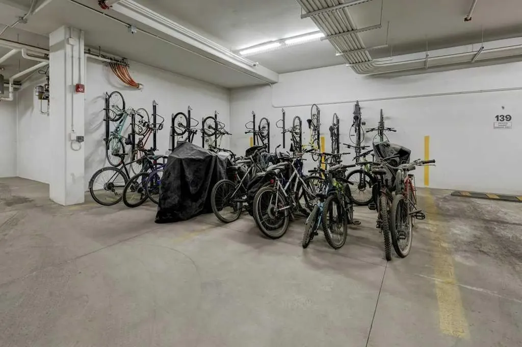 119 19 Street NW Calgary AB T2N 2S7