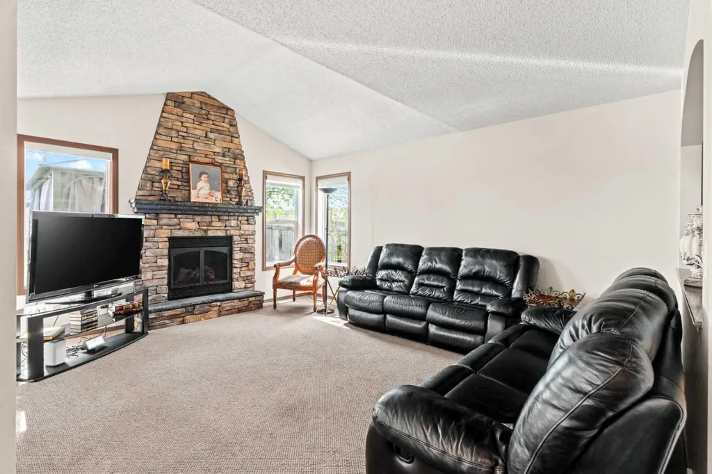 90 New Brighton Manor SE Calgary AB T2Z 4J5