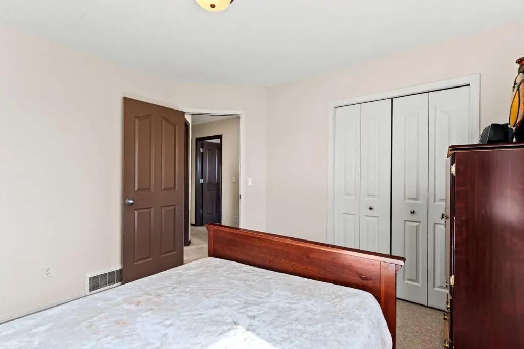 90 New Brighton Manor SE Calgary AB T2Z 4J5