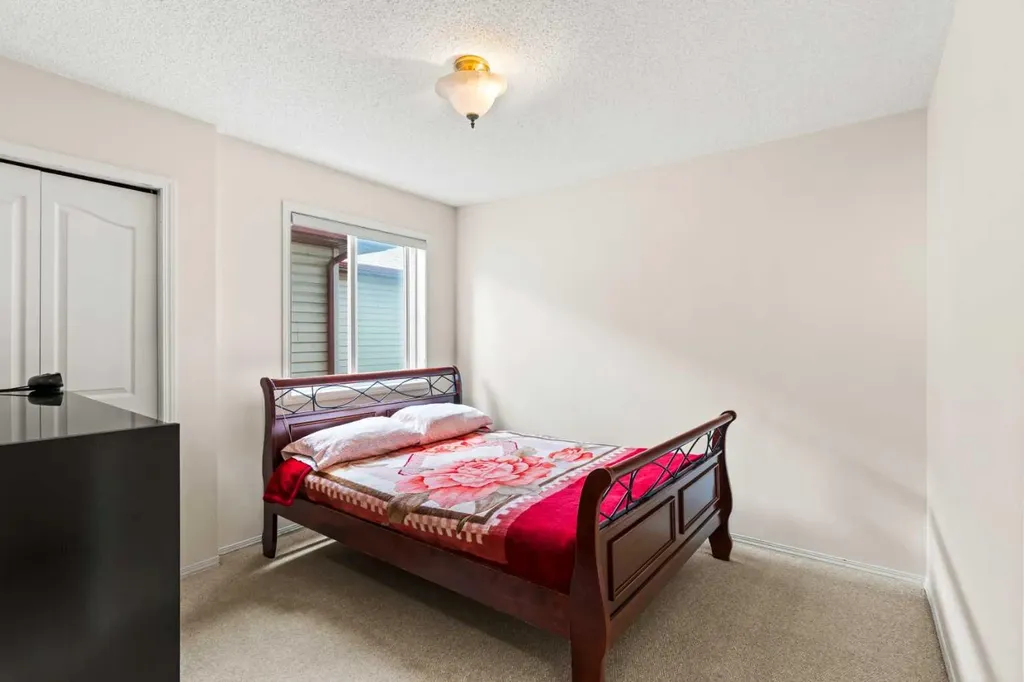 90 New Brighton Manor SE Calgary AB T2Z 4J5