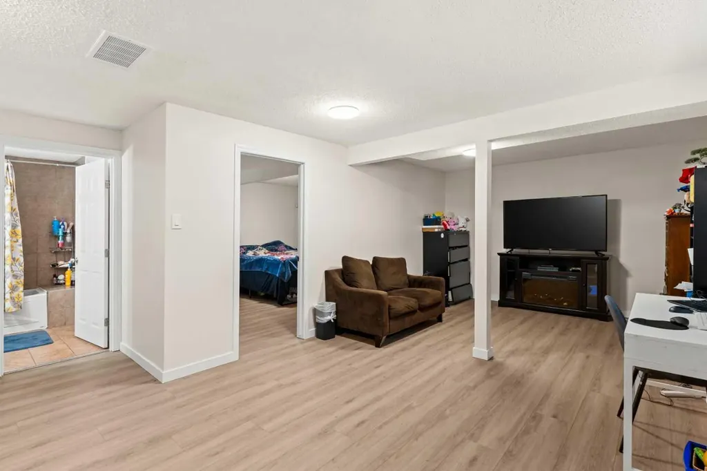 90 New Brighton Manor SE Calgary AB T2Z 4J5